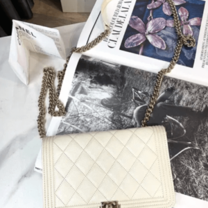 Túi xách đeo chéo Chanel White Quilted Leather Boy Woc Bag Màu Trắng - Thời trang Pháp